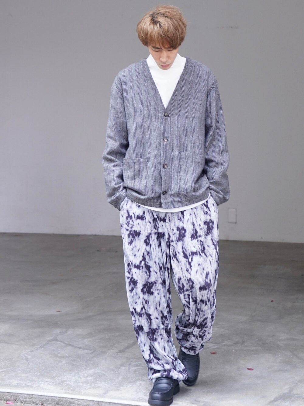 グレー系のカーディガン/ボレロ、ホワイト系のTシャツ/カットソー、グレー系のその他パンツを着用したメンズの秋コーディネートの1枚目の写真