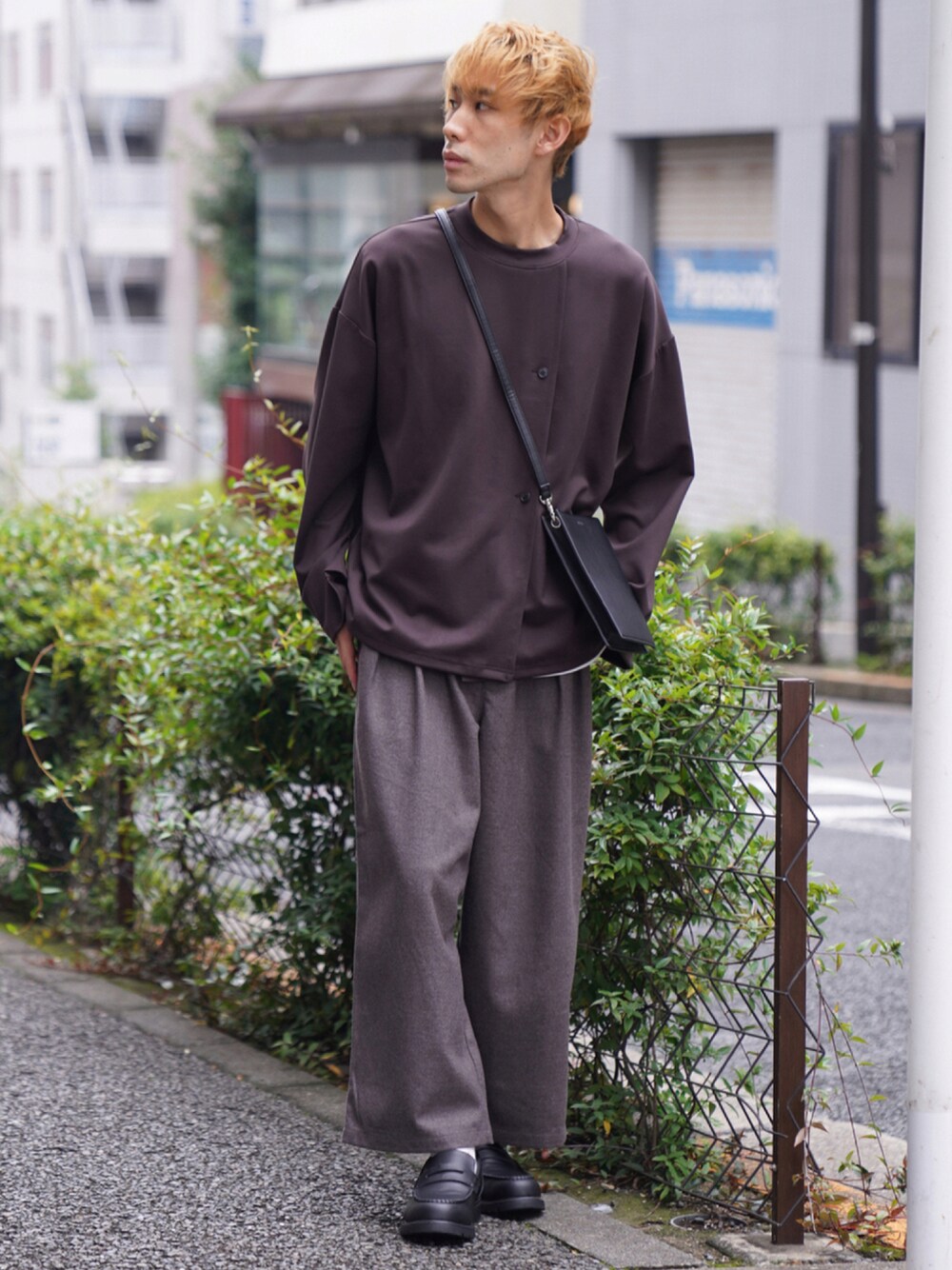 ベージュ系のスラックス、ブラック系のローファー、ブラウン系のTシャツ/カットソーを着用したメンズの秋コーディネートの1枚目の写真