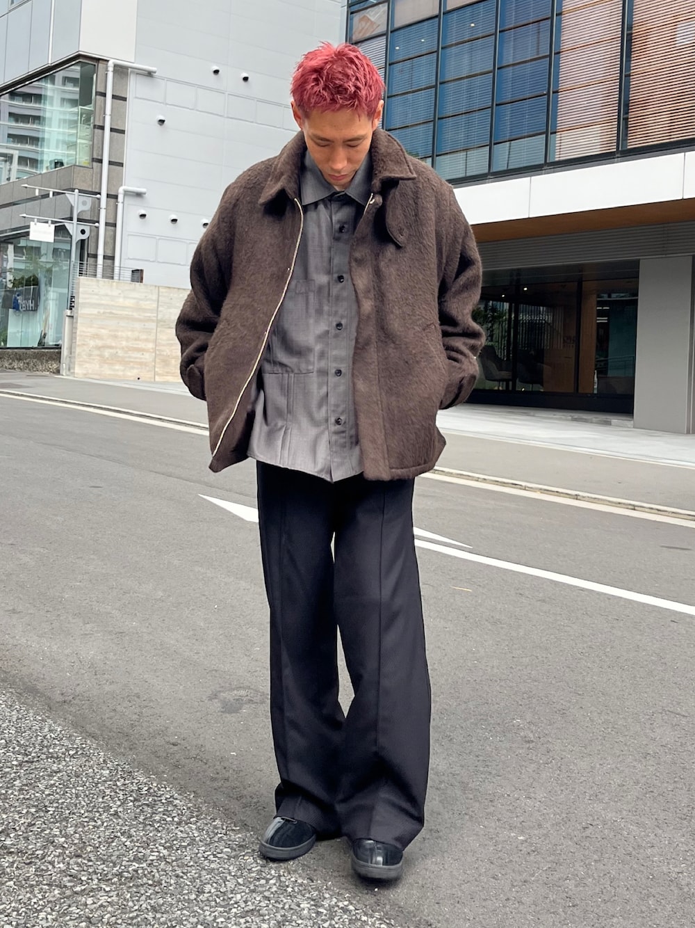 ブラウン系のブルゾン、グレー系のシャツ/ブラウス、ブラック系のスラックスを着用したメンズの秋コーディネートの1枚目の写真