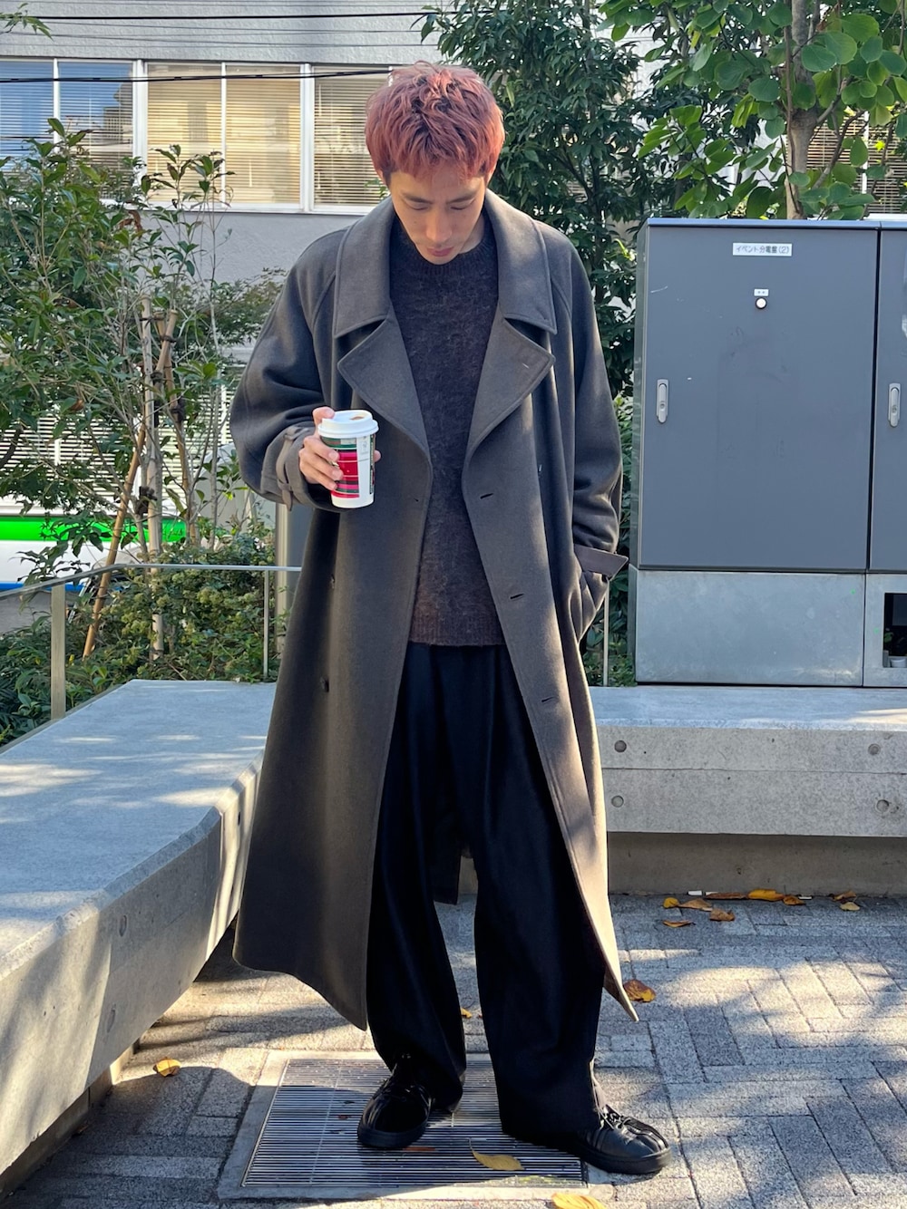 「ファッションを楽しもう、CASPER JOHN、ロングコート、ニット、レイヤードスタイル、スラックス、スニーカー、ENGINEERED GARMENTS、kswiss、秋冬コーデ」｜「CASPER JOHNのWool melton over coat/ウールメルトンオーバーコート（ステンカラーコート、ベージュ系）」を使った、YOSHIさん（メンズ・171cm）の秋コーディネートの1枚目の写真