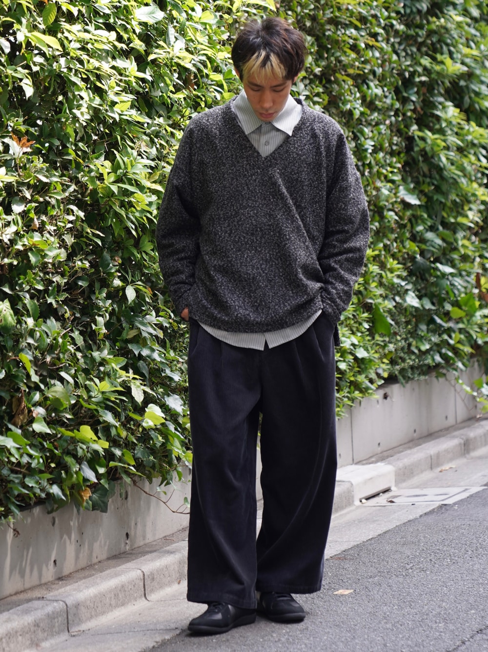 「CASPER JOHN、シャツスタイル、シャツ、レイヤードスタイル、ストライプ、ジャーマントレーナー、ワイドパンツ、コーデュロイ、秋コーデ」｜「CASPER JOHNのOxford stripe shirts/オックスフォードストライプシャツ（シャツ/ブラウス、グリーン系）」を使った、YOSHIさん（メンズ・171cm）の秋コーディネートの1枚目の写真