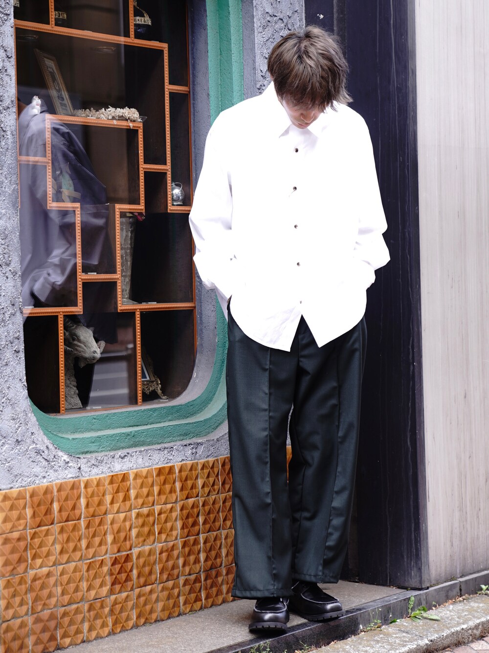 「CASPER JOHN、シャツ、シャツスタイル、ホワイト、きれいめコーディネート、シンプルコーデ、革靴、デッキシューズ、春コーデ」｜「Alcindor MaterialsのTHOMAS MASON relax shirts/トーマスメイソンリラックスシャツ（シャツ/ブラウス、ホワイト系）」を使った、YOSHIさん（メンズ・171cm）の春コーディネートの1枚目の写真