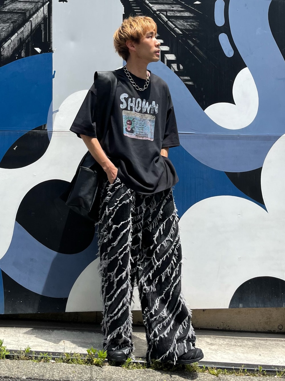 「デニム、デニムパンツ、フリンジデニム、Tシャツ、プリントT、CASPER JOHN、夏服」｜「CASPER JOHNの【COOL TOUCH FABRIC】Outlaw graphic T-shirts/アウトローグラフィックTシャツ（Tシャツ/カットソー、ブラック系）」を使った、YOSHIさん（メンズ・170cm）の春コーディネートの1枚目の写真