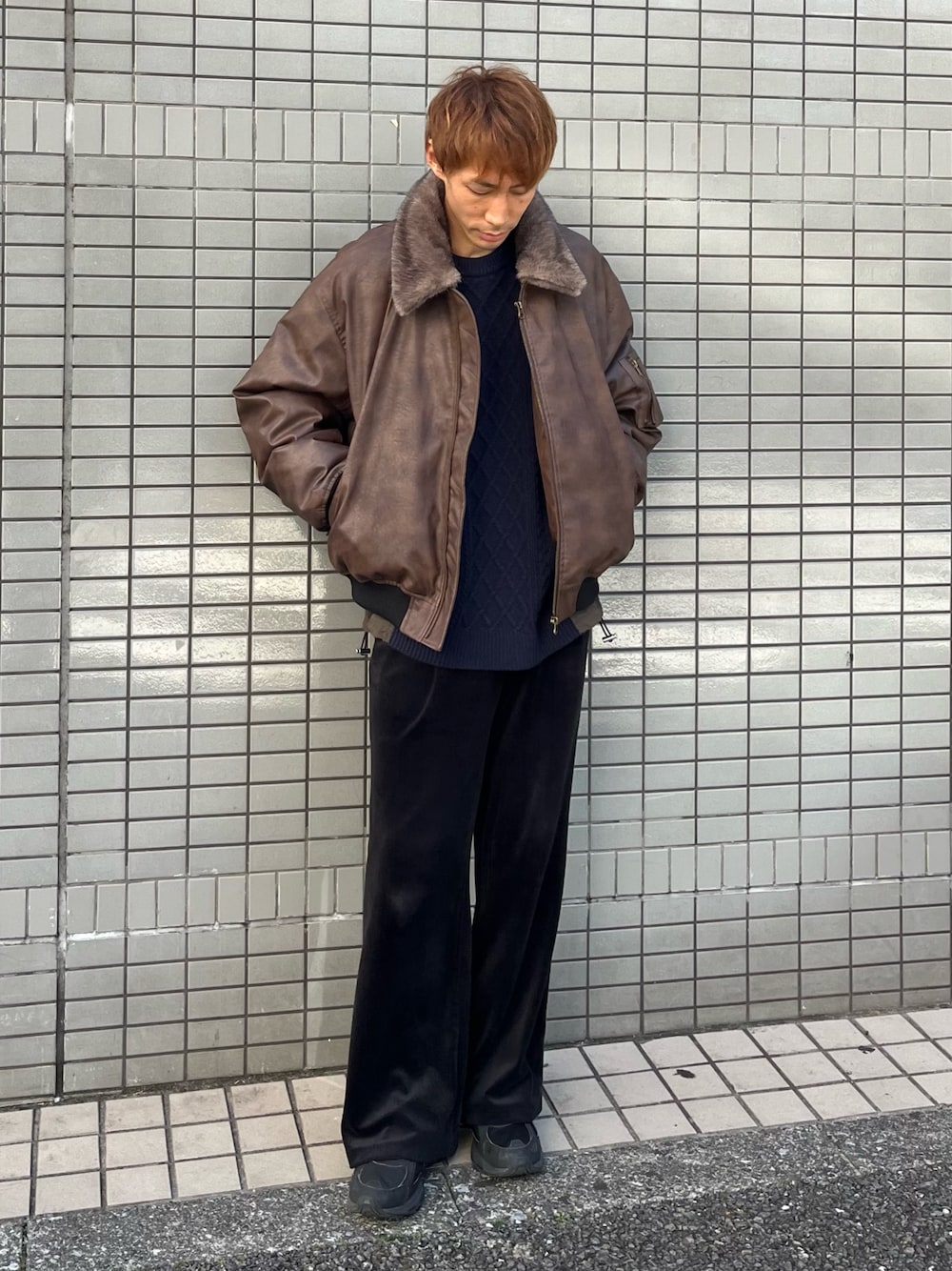 ブルー系のニット/セーター、ブラウン系のMA-1を着用したメンズの秋コーディネートの1枚目の写真