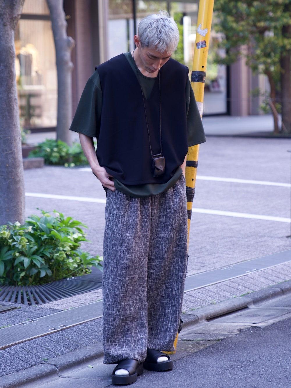 「CASPER JOHN、ベスト、Tシャツ、レイヤードスタイル、バルーンパンツ、ワイドパンツ、サンダル、春夏コーデ」｜「CASPER JOHNのU-neck loose T-shirts/UネックルーズTシャツ（Tシャツ/カットソー、グリーン系）」を使った、YOSHIさん（メンズ・171cm）の春コーディネートの1枚目の写真