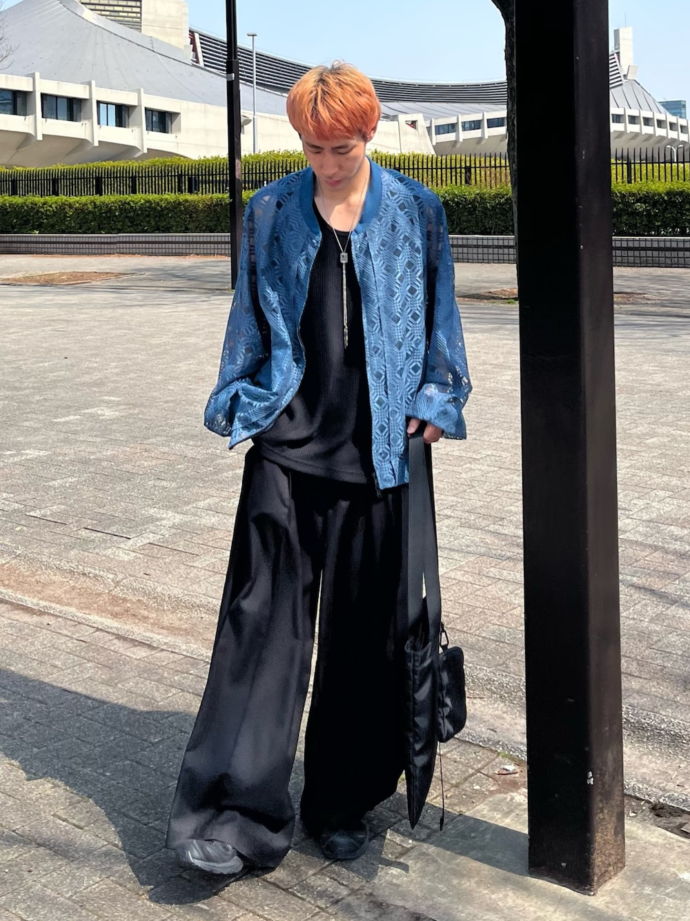 「レイヤードスタイル、ワイドパンツ、MA-1、スラックス、CASPER JOHN、夏服、トートバッグ」｜「CASPER JOHNのLace MA-1/レースMA-1（MA-1、ブルー系）」を使った、YOSHIさん（メンズ・170cm）の春コーディネートの1枚目の写真