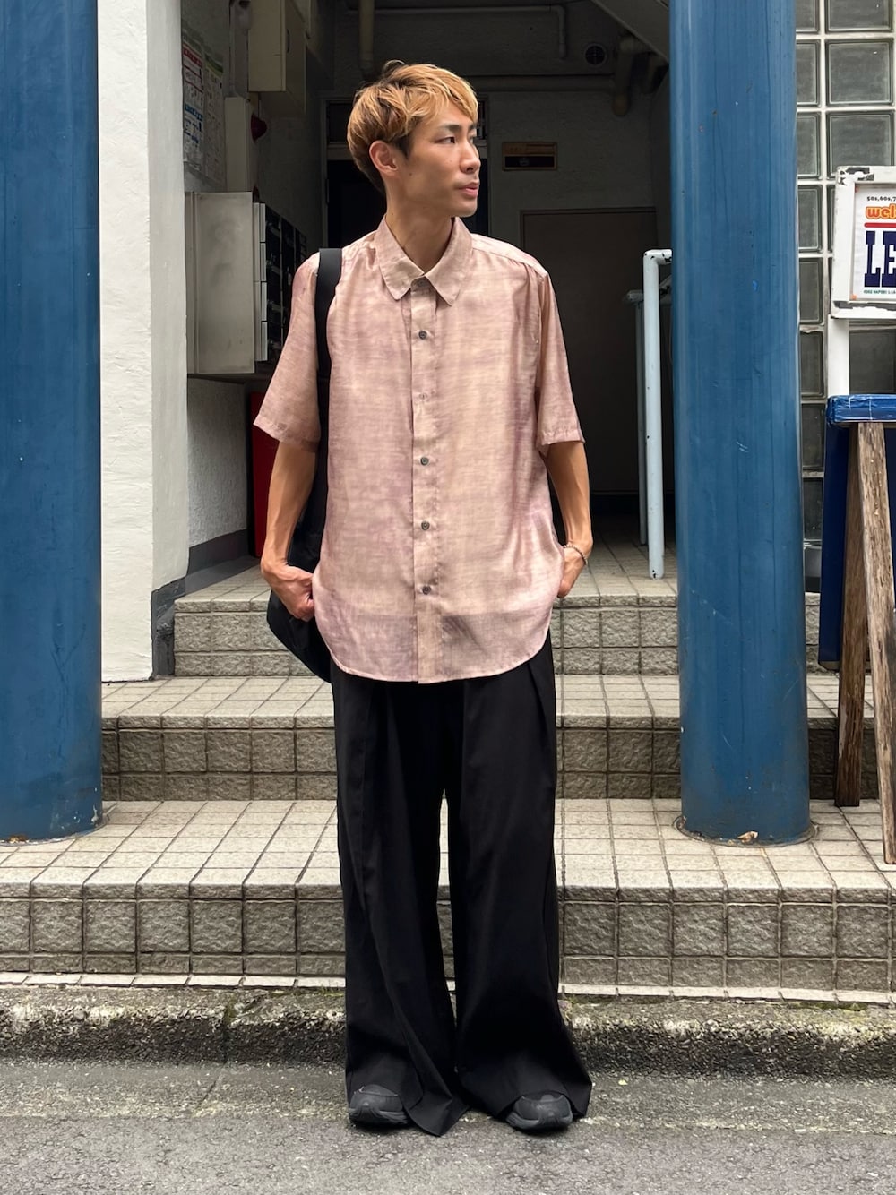 ブラウン系のシャツ/ブラウス、ブラック系のスラックスを着用したメンズの夏コーディネートの1枚目の写真