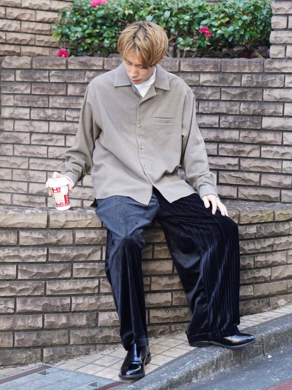 「CASPER JOHN、シャツスタイル、シャツ、グレージュ、ワイドパンツ、プリーツ、ベロア、革靴、ショートブーツ、秋冬コーデ」｜「CASPER JOHNのVarious Dolman Shirts/バリアスドルマンシャツ（シャツ/ブラウス、ベージュ系）」を使った、YOSHIさん（メンズ・171cm）の冬コーディネートの1枚目の写真