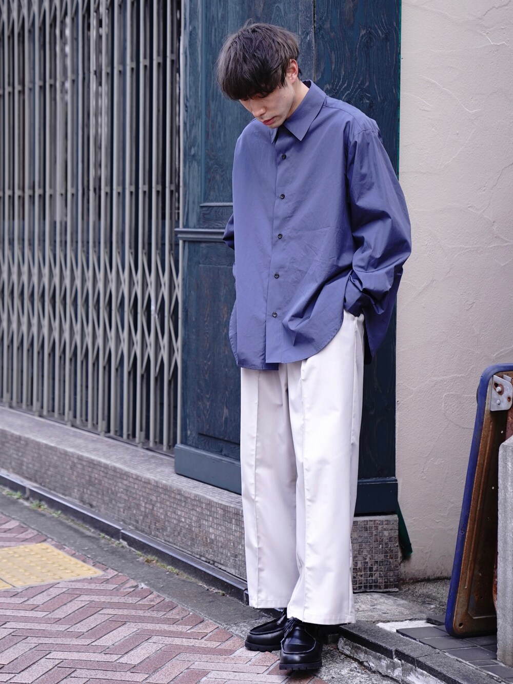 「CASPER JOHN、トーマスメイソン、シャツ、シャツスタイル、ワイドパンツ、くすみカラー、スラックス、革靴、デッキシューズ、春コーデ、春服みてみて」｜「CASPER JOHNのWide buggy slacks/ワイドバギースラックス（その他パンツ、グレー系）」を使った、YOSHIさん（メンズ・171cm）の春コーディネートの1枚目の写真