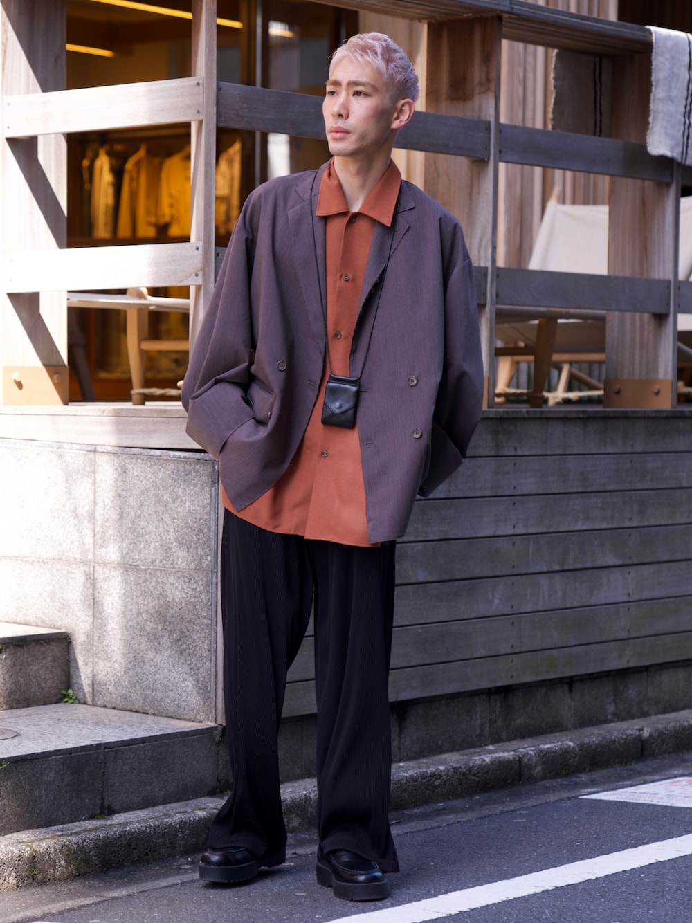 「CASPER JOHN、ジャケット、レイヤードスタイル、シャツ、シャツスタイル、プリーツパンツ、スラックス、Hender Scheme、革靴、春夏コーデ」｜「CASPER JOHNのアイテム（ジャケット/アウター、ブラウン系）」を使った、YOSHIさん（メンズ・171cm）の春コーディネートの1枚目の写真