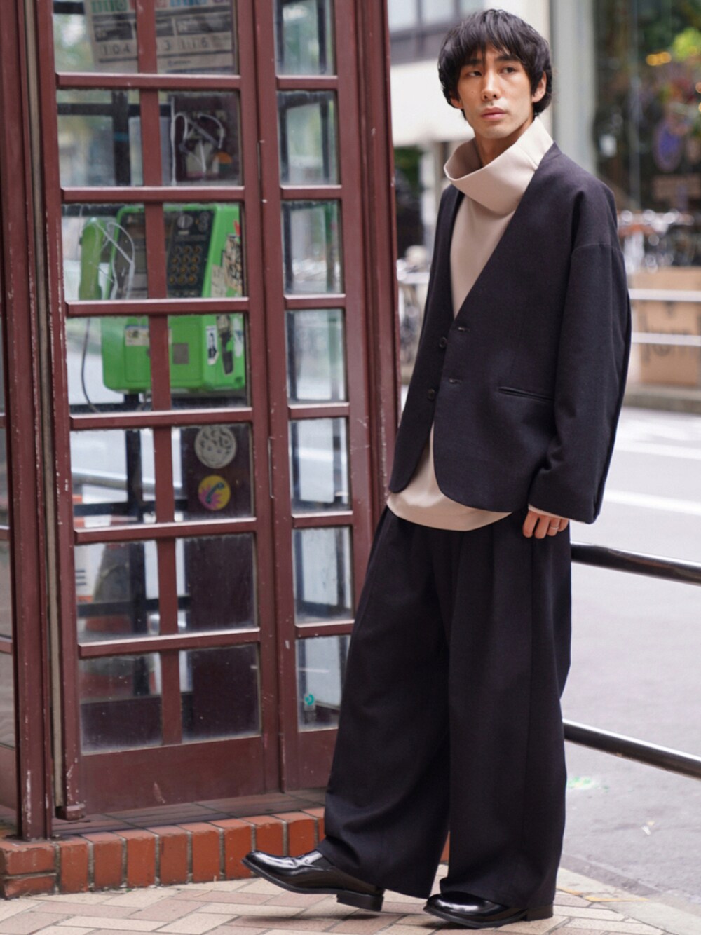「CASPER JOHN、ジャケット、セットアップ、ノーカラージャケット、ワイドパンツ、きれいめカジュアル、きれいめコーディネート、タートルネック、革靴、ブーツ、サイドゴアブーツ、秋コーデ」｜「CASPER JOHNのHigh Drape Turtle Long T-shirts/ハイドレープタートルロンT（Tシャツ/カットソー、ベージュ系）」を使った、YOSHIさん（メンズ・171cm）の秋コーディネートの1枚目の写真