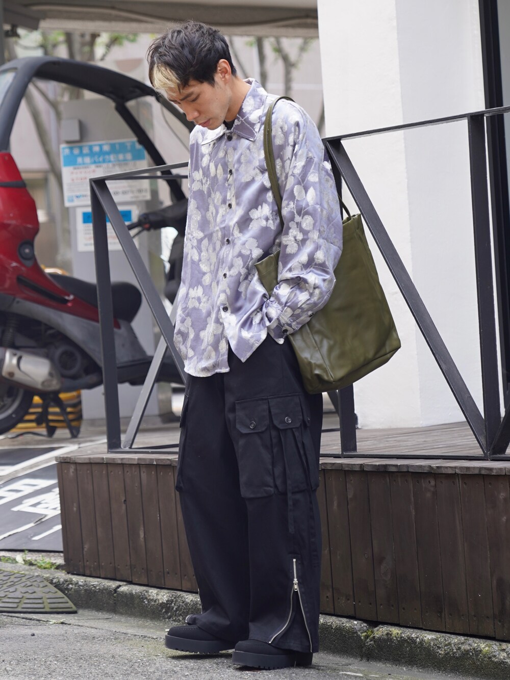 「CASPER JOHN、柄シャツ、シャツ、シャツスタイル、ワイドパンツ、ミリタリー、カーゴパンツ、革靴、トートバッグ、秋服準備はじめました、秋コーデ」｜「CASPER JOHNのJacquard huge shirts/ジャガードヒュージシャツ（シャツ/ブラウス、ブルー系）」を使った、YOSHIさん（メンズ・171cm）の夏コーディネートの1枚目の写真