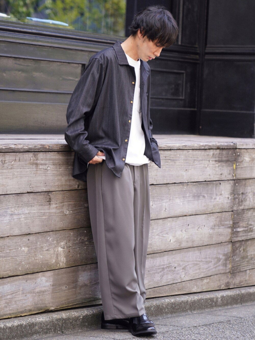 「CASPER JOHN、シャツ、ストライプ、ビッグシルエット、ワイドパンツ、スラックス、くすみカラー、レザーシューズ、ショートブーツ、革靴、秋コーデ、ゆるコーデ、オープンカラーシャツ、モノトーン、シンプルコーデ」｜「CASPER JOHNのVarious Dolman Open-Collar Shirts/バリアスドルマンオープンカラーシャツ（シャツ/ブラウス、ブラック系）」を使った、YOSHIさん（メンズ・171cm）の夏コーディネートの1枚目の写真