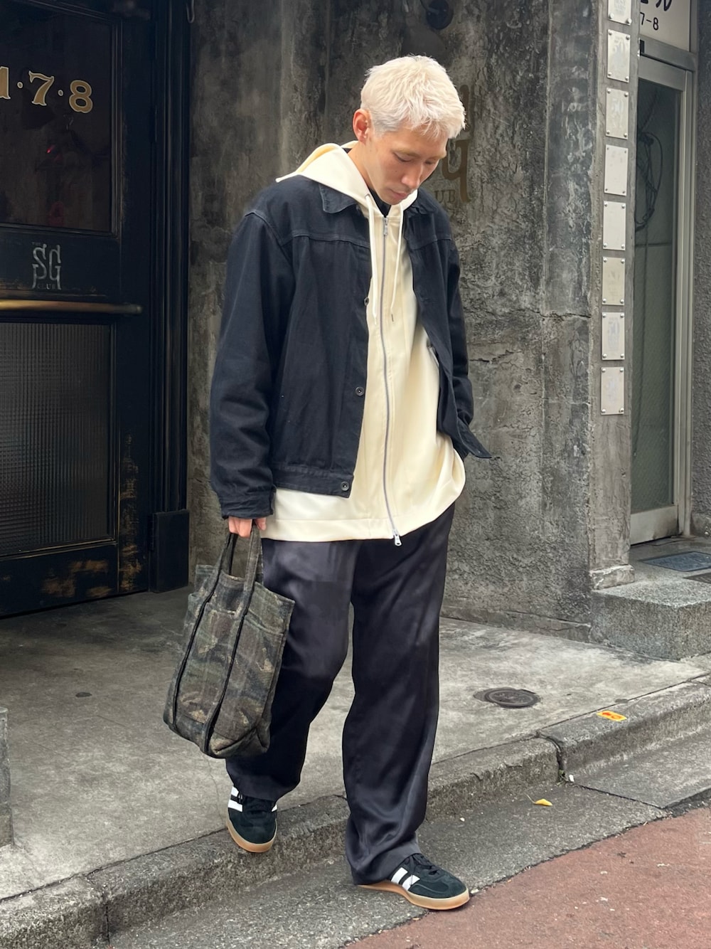 「ジャケット、パーカー、レイヤードスタイル、サテンパンツ、スニーカーコーデ、トートバッグ、COMOLI、08sircus、adidas originals、AMIACALVA」｜「COMOLIのアイテム（ジャケット/アウター、ブラック系）」を使った、YOSHIさん（メンズ・171cm）の冬コーディネートの1枚目の写真