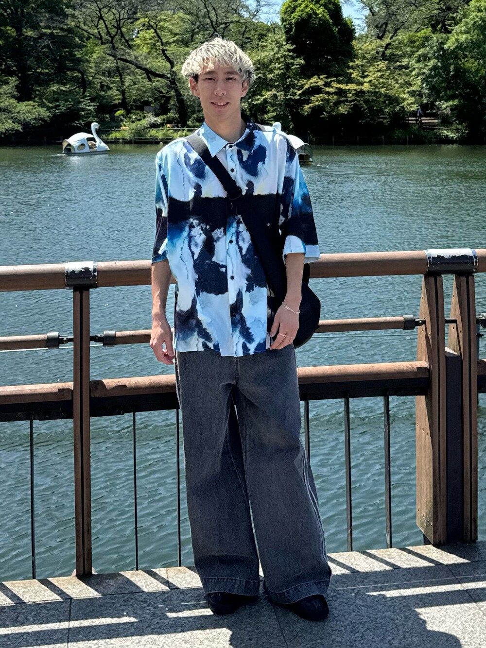 「CASPER JOHN、シャツスタイル、シャツ、柄シャツ、デニム、デニムパンツ、スニーカー、スニーカーコーデ、夏コーデ」｜「CASPER JOHNのVarious loose regular shirts -graphic- / バリアスルーズレギュラーシャツ -グラフィック-（シャツ/ブラウス、ブルー系）」を使った、YOSHIさん（メンズ・171cm）の春コーディネートの1枚目の写真