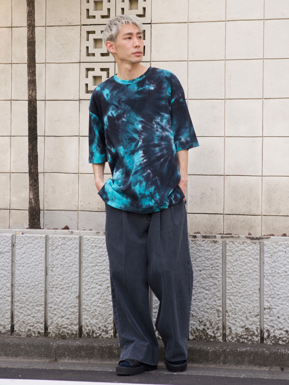「CASPER JOHN、タイダイ染め、タイダイT、ワイドパンツ、ワイドデニム、大人カジュアル、サンダル、夏コーデ」｜「CASPER JOHNの13oz Wide denim pants/13オンスワイドデニムパンツ（デニムパンツ、グレー系）」を使った、YOSHIさん（メンズ・171cm）の夏コーディネートの1枚目の写真