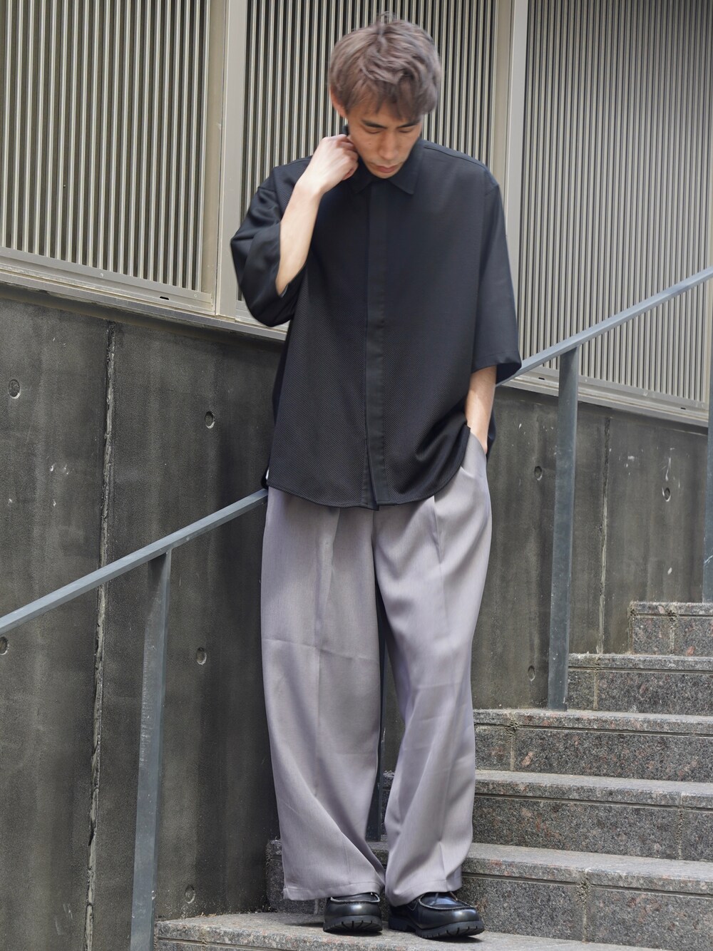 「CASPER JOHN、シャツ、シャツスタイル、ワイドパンツ、モノトーン、モノトーンコーデ、スラックス、革靴、デッキシューズ、春夏コーデ」｜「CASPER JOHNのGimmick shirts/ギミックシャツ（シャツ/ブラウス、ブラック系）」を使った、YOSHIさん（メンズ・171cm）の春コーディネートの1枚目の写真