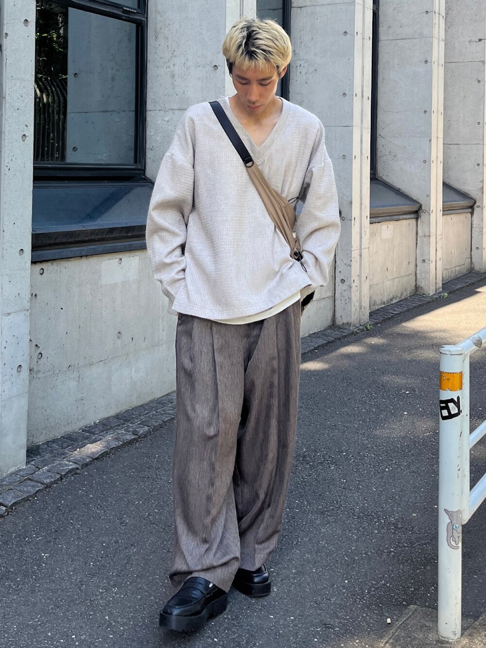 「CASPER JOHN、秋コーデ、Vネック、スウェット、ワイドパンツ、スラックス、革靴、ローファー、ショルダーバッグ」｜「CASPER JOHNのTweed V-neck sweat/ツィードVネックスウェット（スウェット、ホワイト系）」を使った、YOSHIさん（メンズ・171cm）の秋コーディネートの1枚目の写真