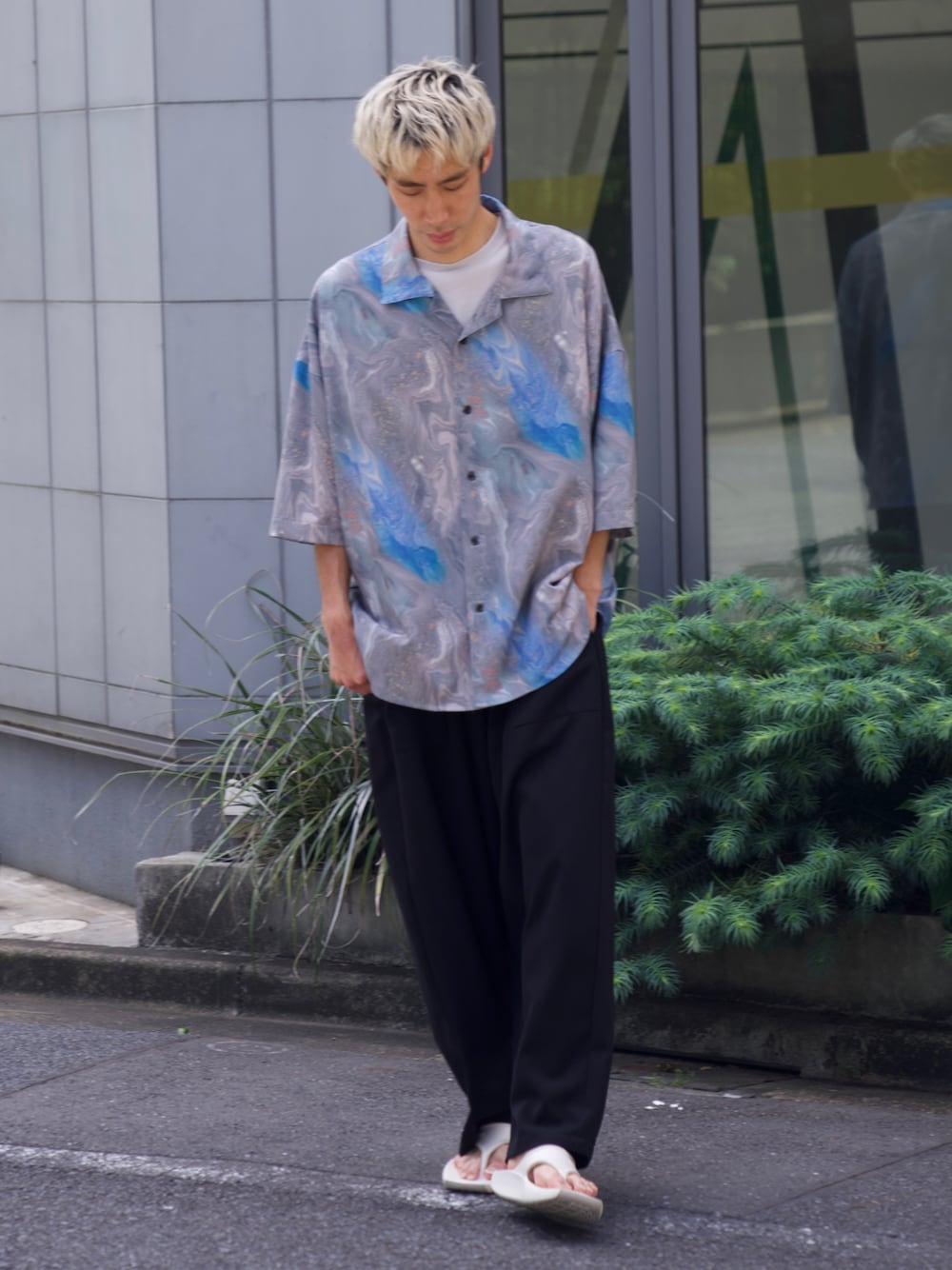 「このスタイルがお気に入り、CASPER JOHN、シャツスタイル、シャツ、柄シャツ、バルーンパンツ、サンダル、muleboy、夏コーデ」｜「CASPER JOHNのVarious Dolman Shirts/バリアスドルマンシャツ（シャツ/ブラウス、ブラック系）」を使った、YOSHIさん（メンズ・171cm）の夏コーディネートの1枚目の写真