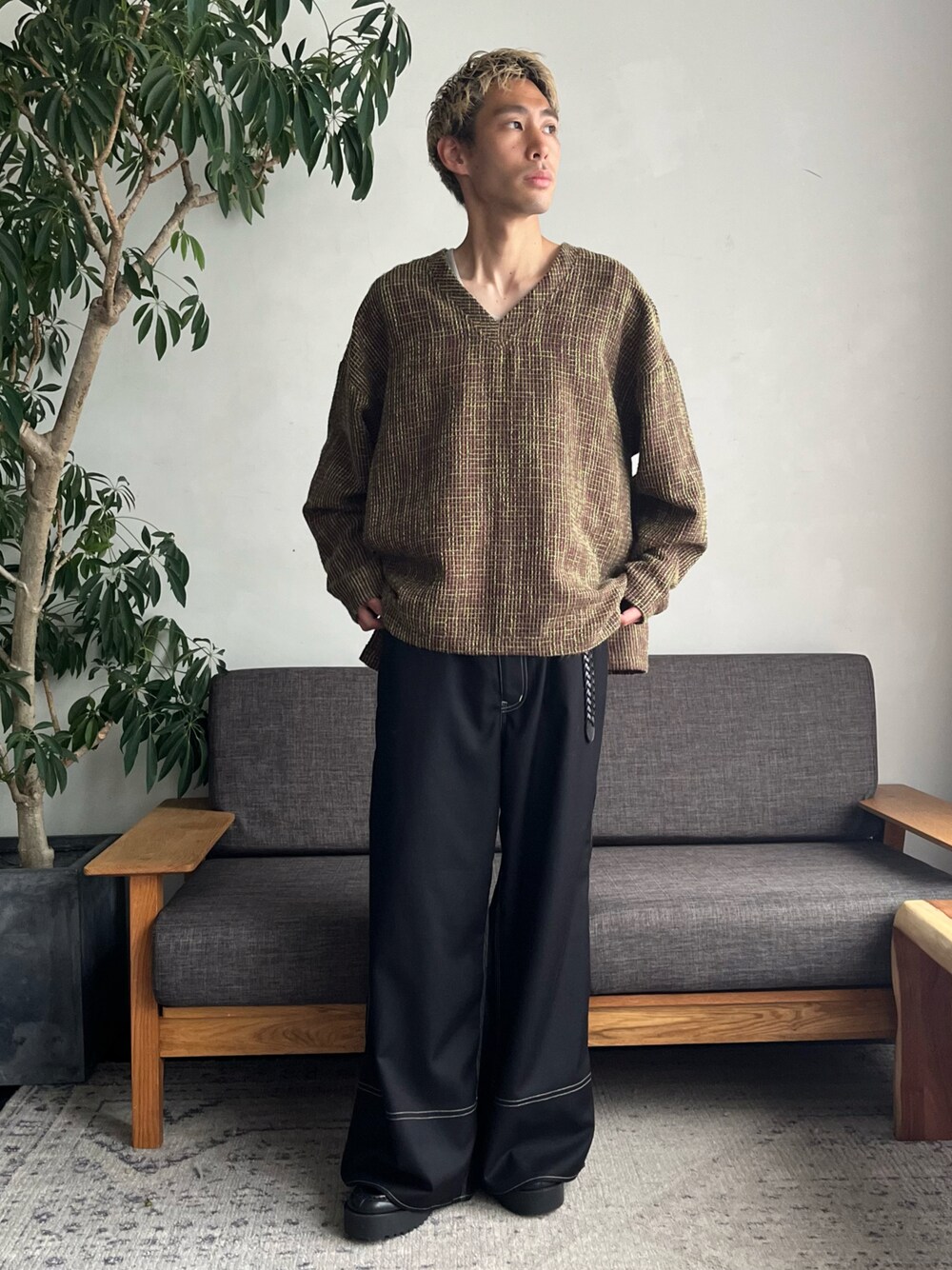 「CASPER JOHN、Vネック、ワイドパンツ、スラックス、秋コーデ、革靴、ローファー、スウェット」｜「CASPER JOHNのTweed V-neck sweat/ツィードVネックスウェット（スウェット、ブラウン系）」を使った、YOSHIさん（メンズ・171cm）の秋コーディネートの1枚目の写真