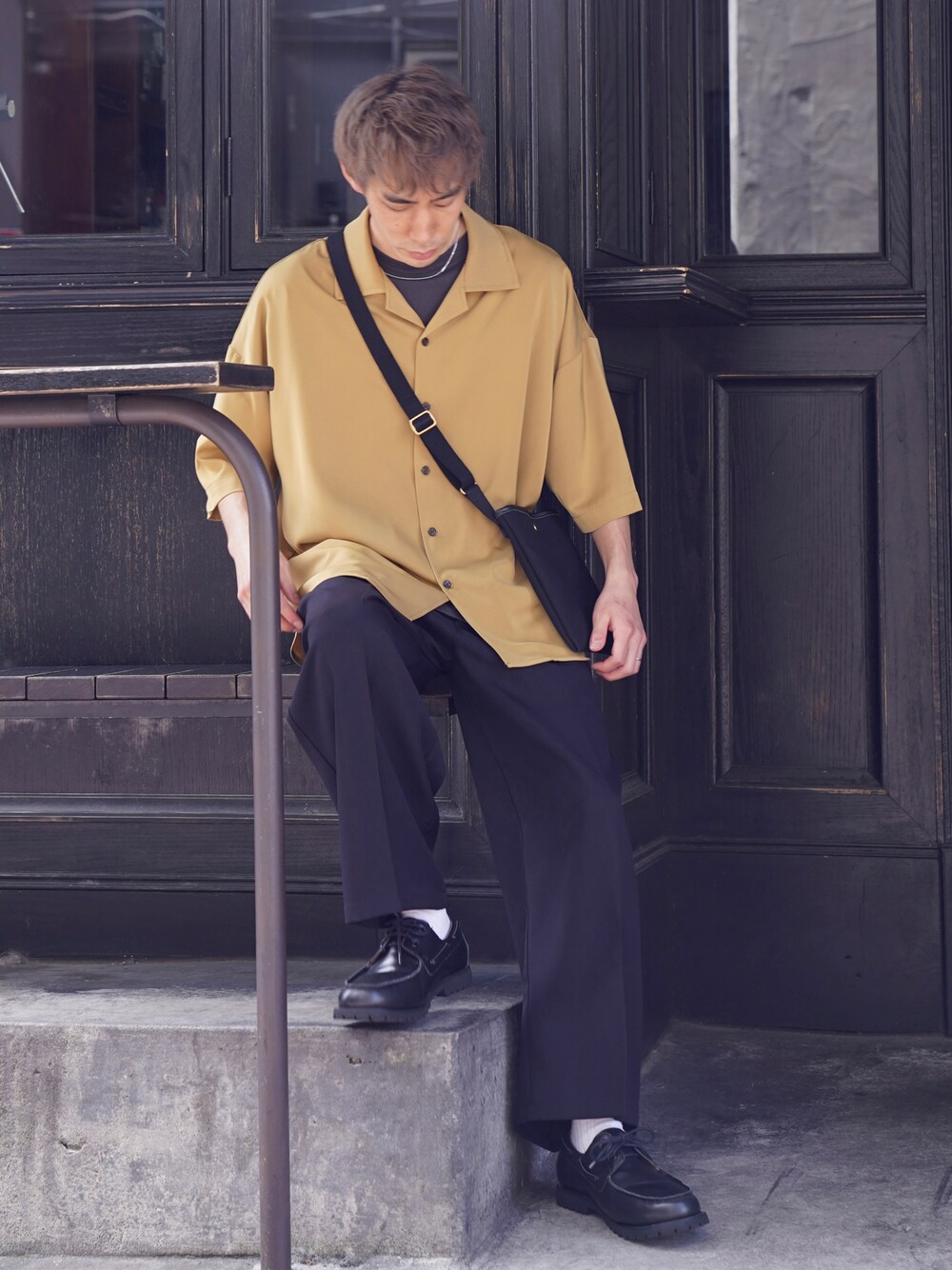 「CASPER JOHN、シャツ、シャツスタイル、マスタード、ワイドパンツ、スラックス、革靴、デッキシューズ、夏コーデ、ミニバッグ、スクエアバッグ、ショルダーバッグ」｜「CASPER JOHNのVarious Dolman Shirts/バリアスドルマンシャツ（シャツ/ブラウス、イエロー系）」を使った、YOSHIさん（メンズ・171cm）の夏コーディネートの1枚目の写真