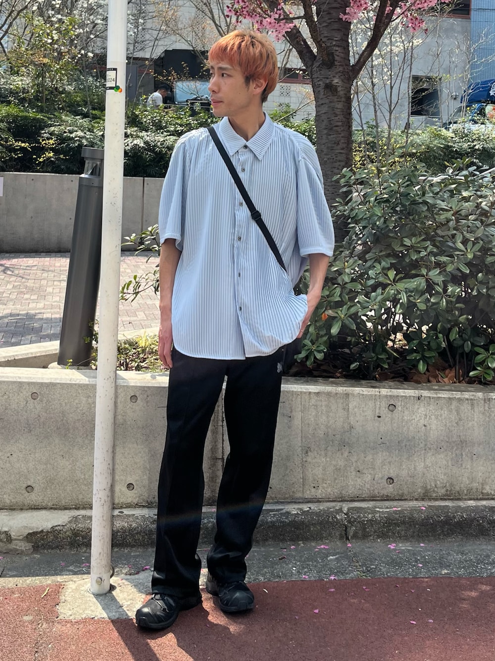 「CASPER JOHN、シャツスタイル、シャツ、トラックパンツ、スニーカー、夏コーデ、NEEDLES」｜「CASPER JOHNのVarious loose shirts -dry pleats- /バリアスルーズシャツ -ドライプリーツ-（シャツ/ブラウス、ブルー系）」を使った、YOSHIさん（メンズ・171cm）の春コーディネートの1枚目の写真