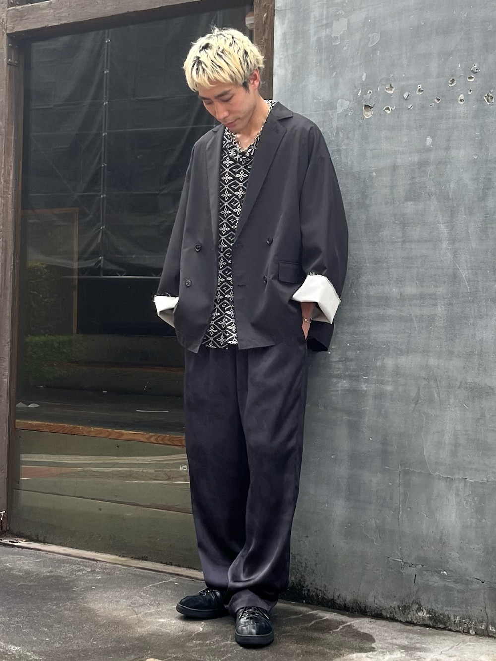 「春のNewスタイル、CASPER JOHN、ジャケット、ジャケットスタイル、レイヤードスタイル、柄シャツ、シャツスタイル、サテンパンツ、08sircus、春コーデ」｜「CASPER JOHNのCut off roll up tailored jacket/カットオフロールアップテーラードジャケット（テーラードジャケット、ブラック系）」を使った、YOSHIさん（メンズ・171cm）の春コーディネートの1枚目の写真