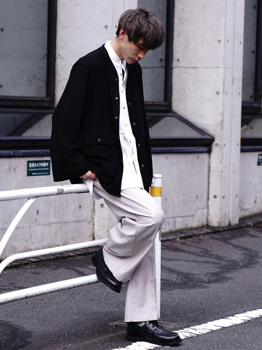 「CASPER JOHN、シャツ、カーディガン、バンドカラーシャツ、ワイドパンツ、スラックス、レイヤードスタイル、デッキシューズ、革靴、モノトーン」｜「CASPER JOHNのRing snap shirt cardigan/リングスナップシャツカーディガン（カーディガン/ボレロ、ブラック系）」を使った、YOSHIさん（メンズ・171cm）の春コーディネートの1枚目の写真