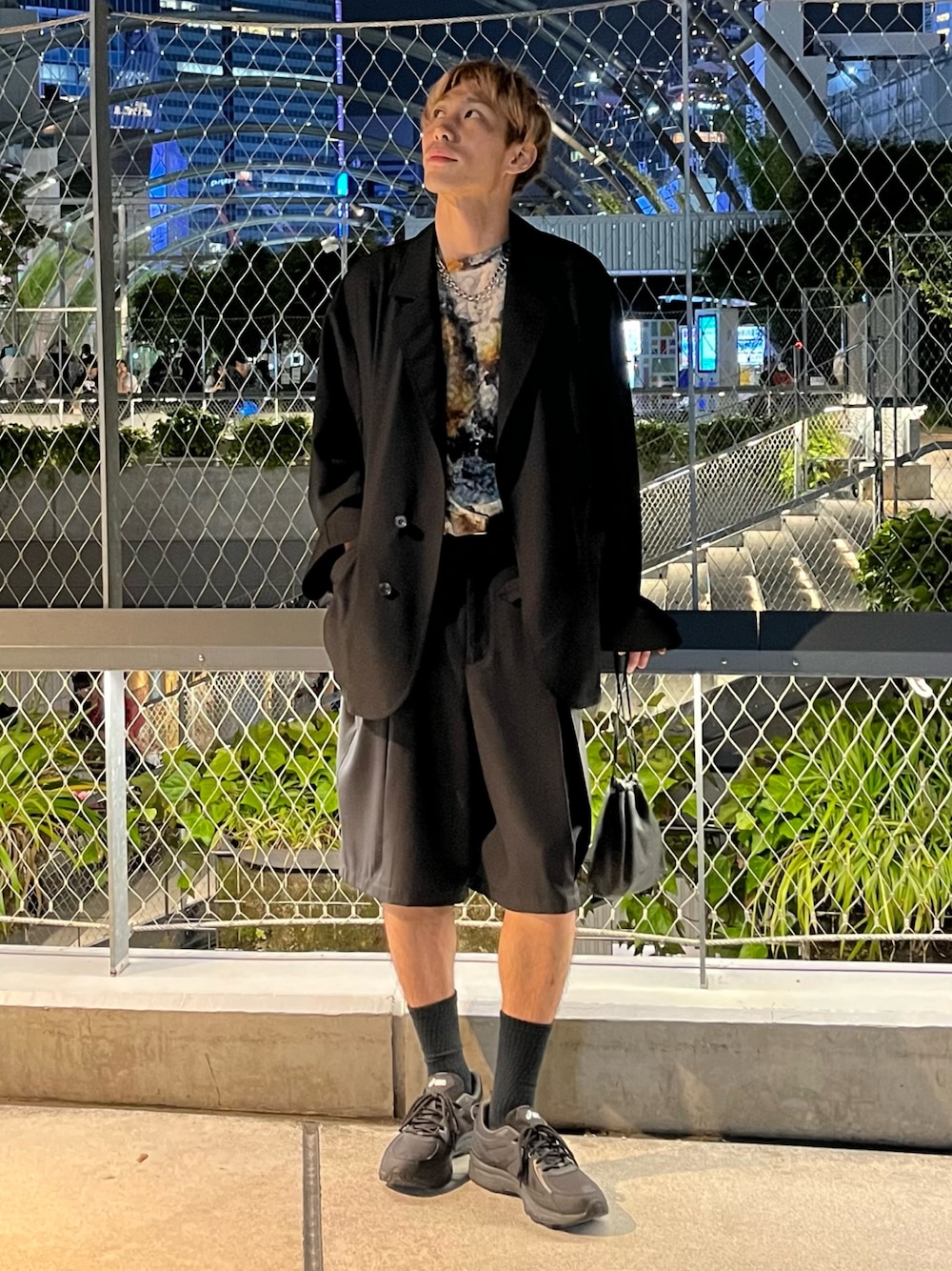 「セットアップ、ジャケット、ショートパンツ、夏服、CASPER JOHN、スニーカーコーデ、スニーカー、レイヤードスタイル」｜「CASPER JOHNのSmooth shark tab button tailored jacket/スムースシャークタブボタンテーラードジャケット（テーラードジャケット、ブラック系）」を使った、YOSHIさん（メンズ・170cm）の夏コーディネートの1枚目の写真