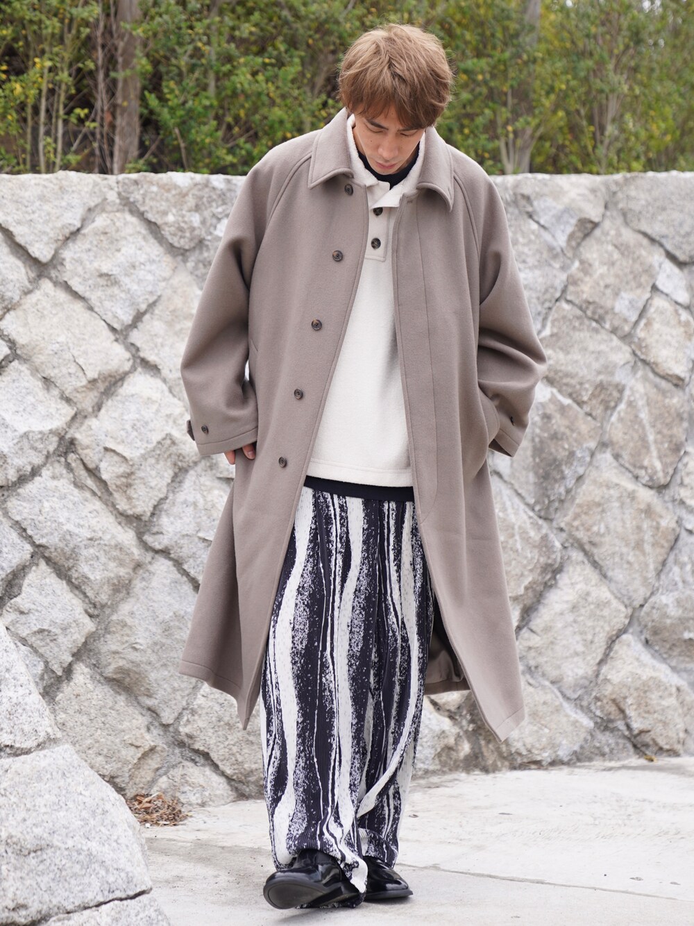 「CASPER JOHN、ステンカラーコート、ロングコート、ポロシャツ、レイヤードスタイル、プリーツパンツ、ワイドパンツ、革靴、ショートブーツ、くすみカラー」｜「Alcindor Materialsのsuper140's lamb wool balmacaan coat/スーパー１４０’ｓラムウールバルマカーンコート（その他アウター、ベージュ系）」を使った、YOSHIさん（メンズ・171cm）の秋コーディネートの1枚目の写真