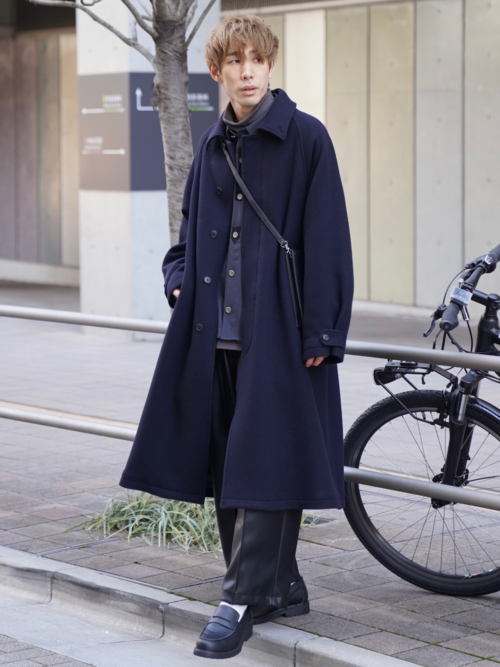 「CASPER JOHN、alcindermaterials、ステンカラーコート、ロングコート、ネイビー、ワイドパンツ、レイヤードスタイル、レザー、レザーパンツ、革靴、ローファー」｜「Alcindor Materialsのsuper120's lamb wool balmacaan coat/スーパー１２０’ｓラムウールバルマカーンコート（その他アウター、ブルー系）」を使った、YOSHIさん（メンズ・171cm）の冬コーディネートの1枚目の写真