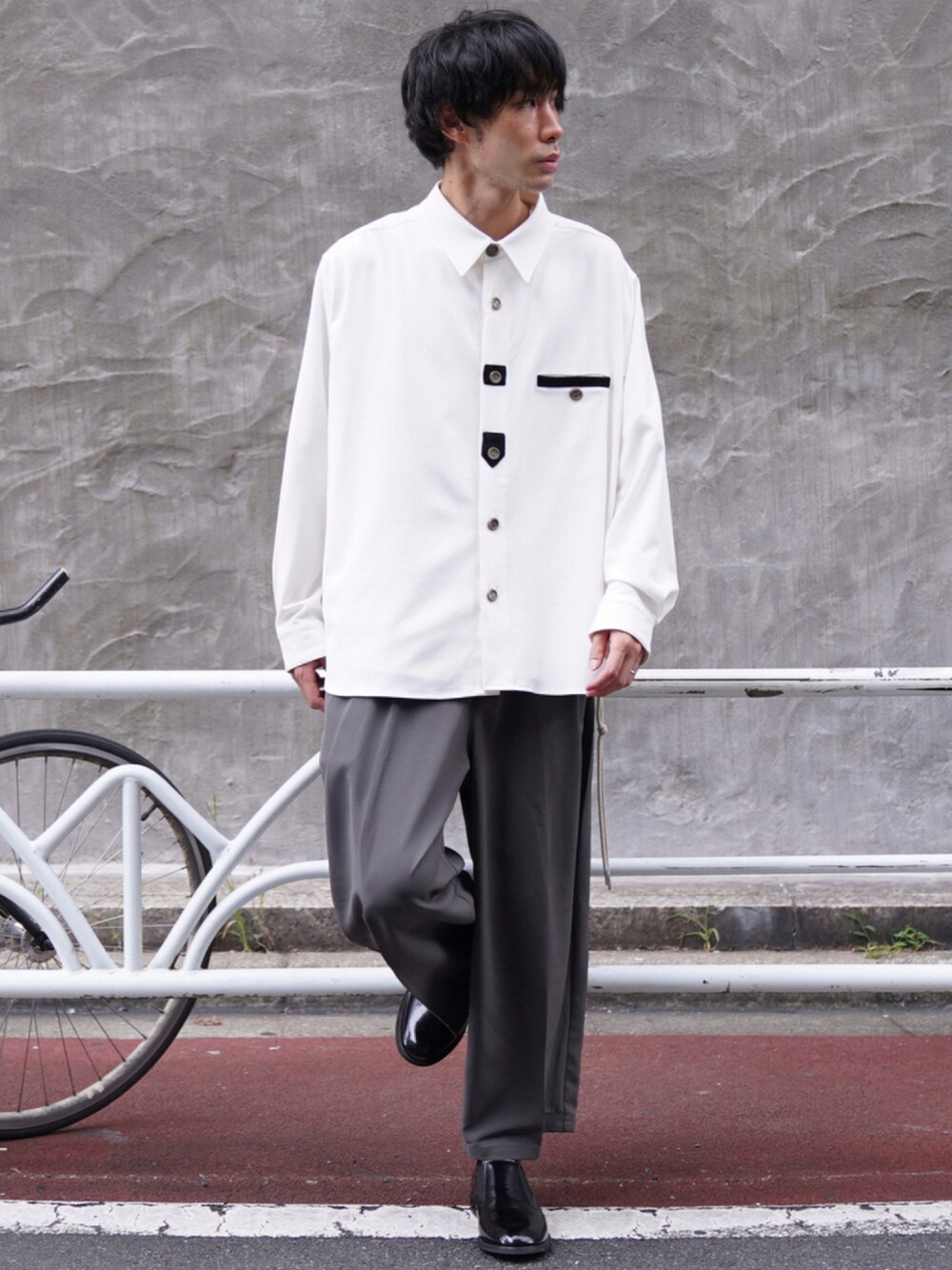 「CASPER JOHN、シャツ、シャツスタイル、レトロ、ビッグシルエット、ワイドパンツ、スラックス、くすみカラー、秋コーデ、ゆるコーデ、レザーシューズ、ショートブーツ、革靴、モノトーン」｜「CASPER JOHNのDrape Retro Shirts/ドレープレトロシャツ（シャツ/ブラウス、ホワイト系）」を使った、YOSHIさん（メンズ・171cm）の夏コーディネートの1枚目の写真