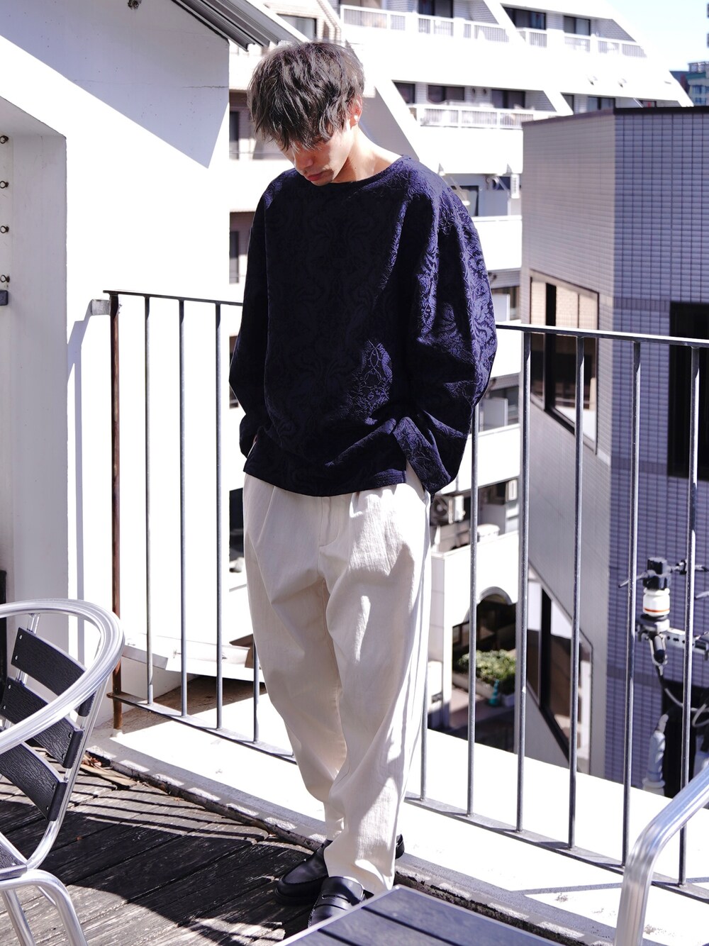 「CASPER JOHN、alcindermaterials、スウェット、ワイドパンツ、革靴、ローファー、ジャガード、オーバーサイズ」｜「CASPER JOHNのJacquard double slit sweat/ジャガードダブルスリットスウェット（スウェット、ブルー系）」を使った、YOSHIさん（メンズ・171cm）の春コーディネートの1枚目の写真