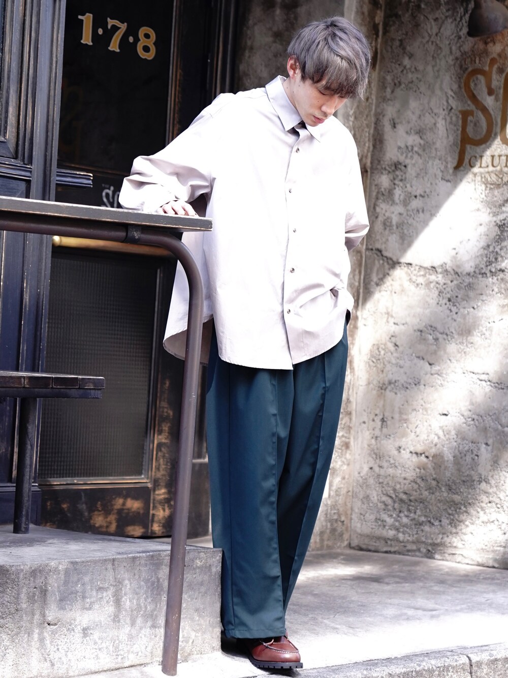 「CASPER JOHN、Alcindor Materials、シャツスタイル、シャツ、ワイドパンツ、スラックス、グリーン、アースカラー、革靴、デッキシューズ、春コーデ」｜「Alcindor MaterialsのTHOMAS MASON relax shirts/トーマスメイソンリラックスシャツ（シャツ/ブラウス、ベージュ系）」を使った、YOSHIさん（メンズ・171cm）の春コーディネートの1枚目の写真