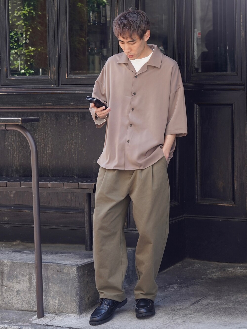 「CASPER JOHN、シャツ、シャツスタイル、アースカラー、オープンカラーシャツ、ワイドパンツ、革靴、デッキシューズ、春夏コーデ」｜「CASPER JOHNのVarious Dolman Shirts/バリアスドルマンシャツ（シャツ/ブラウス、ベージュ系）」を使った、YOSHIさん（メンズ・171cm）の春コーディネートの1枚目の写真