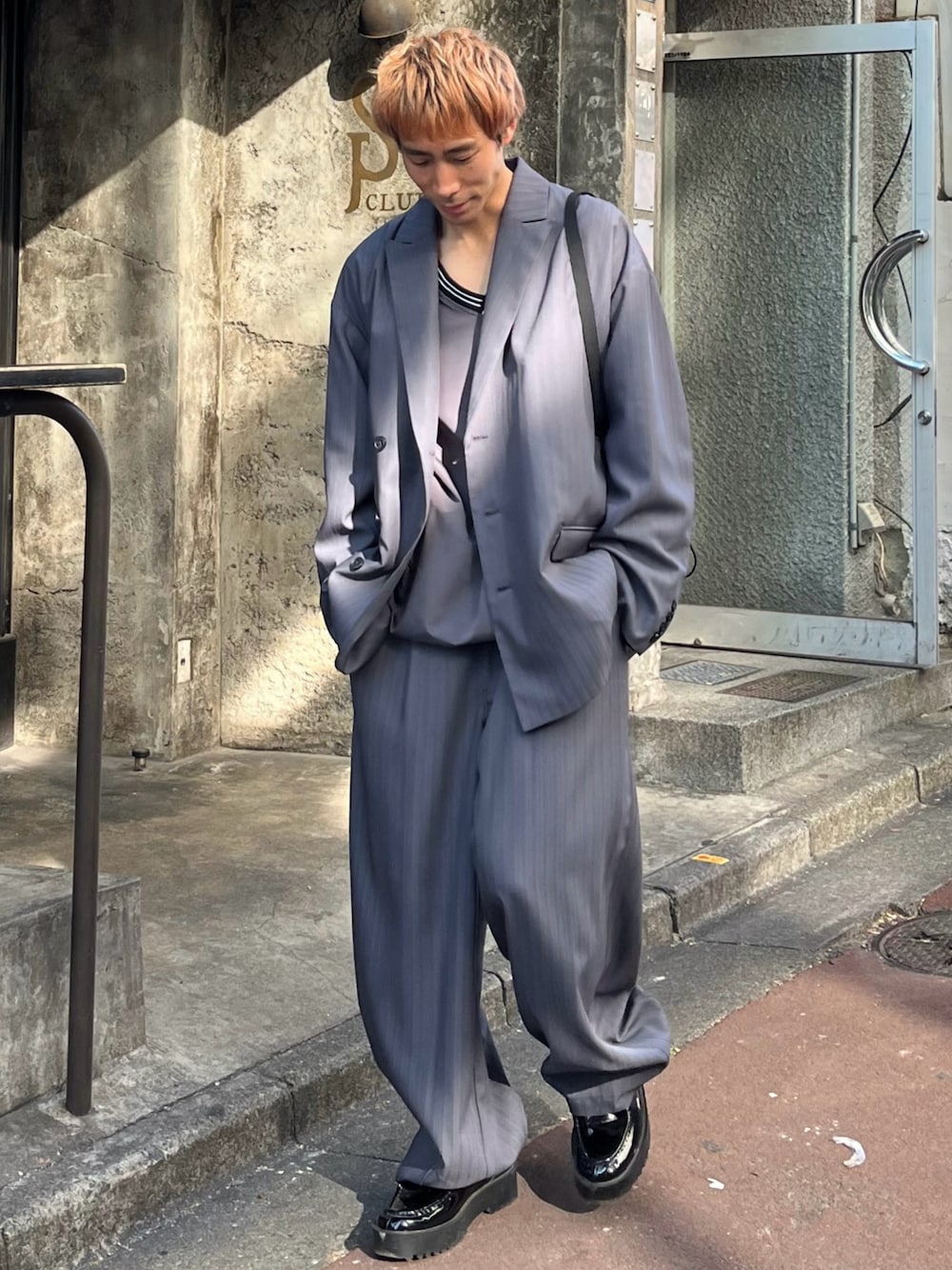 「CASPER JOHN、セットアップ、ジャケット、スラックス、革靴、レイヤードスタイル、春服、春服コーデ」｜「CASPER JOHNのImitation wool 3B tailored jacket/イミテーションウール3Bテーラードジャケット（テーラードジャケット、グレー系）」を使った、YOSHIさん（メンズ・171cm）の春コーディネートの1枚目の写真