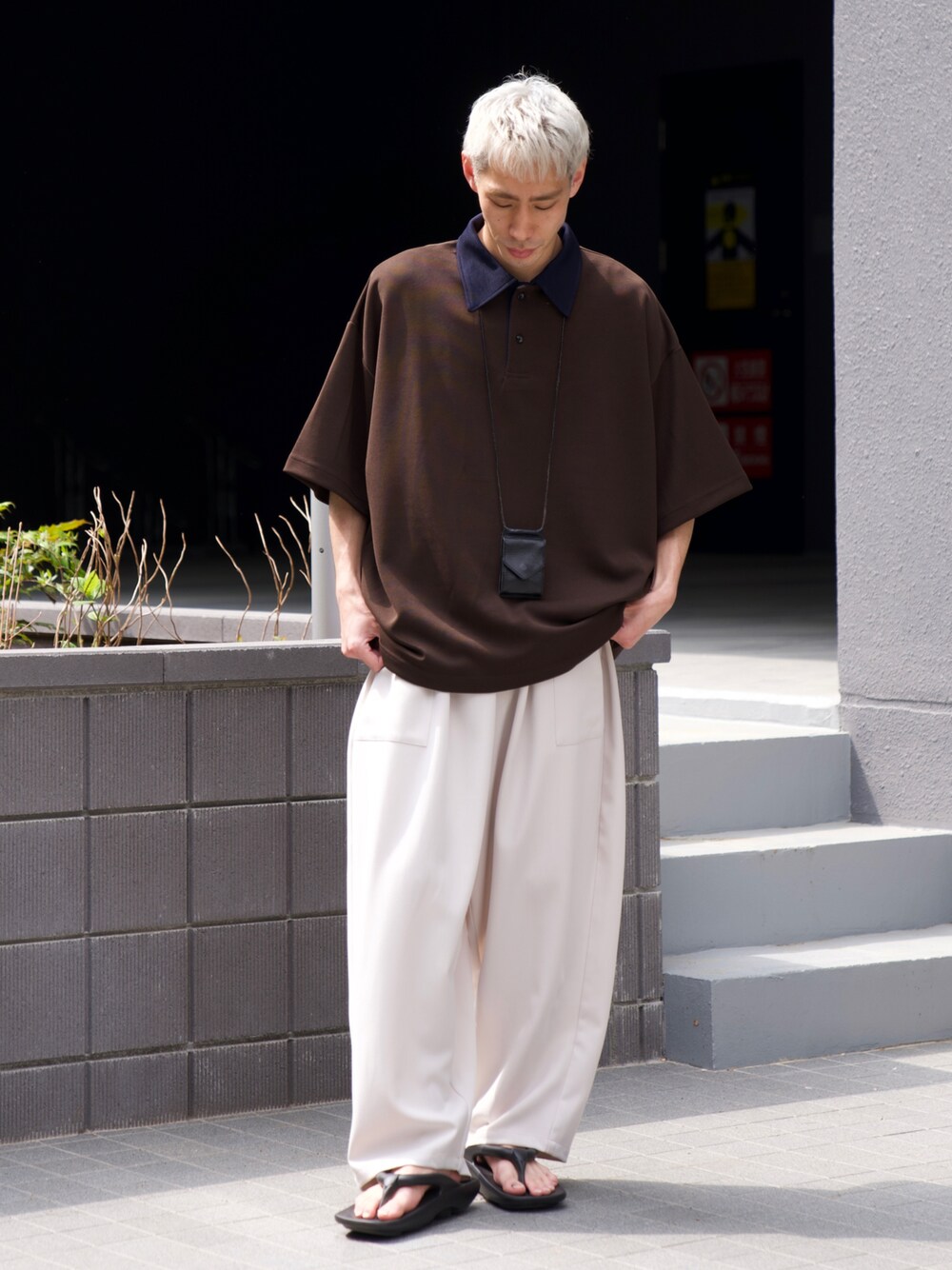 「CASPER JOHN、ポロシャツ、初夏コーデ、バルーンパンツ、muleboy、アースカラー、サンダル、ワイドパンツ」｜「CASPER JOHNのCleric polo shirts/クレリックポロシャツ（ポロシャツ、ブラウン系）」を使った、YOSHIさん（メンズ・171cm）の春コーディネートの1枚目の写真