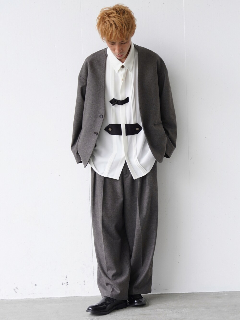 「CASPER JOHN、テーラードジャケット、ノーカラージャケット、グレージュ、セットアップ、モード、ワイドパンツ、革靴、ショートブーツ、秋コーデ、きれいめコーディネート」｜「CASPER JOHNのDrape Retro Shirts/ドレープレトロシャツ（シャツ/ブラウス、ホワイト系）」を使った、YOSHIさん（メンズ・171cm）の秋コーディネートの1枚目の写真