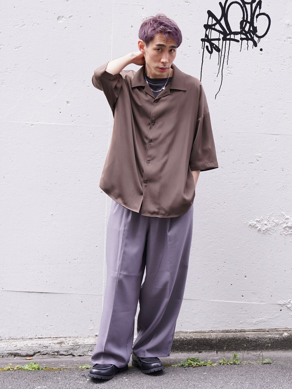 「CASPER JOHN、シャツ、シャツスタイル、ブラウン、ワイドパンツ、スラックス、デッキシューズ、革靴、春夏コーデ」｜「CASPER JOHNのVarious Dolman Shirts/バリアスドルマンシャツ（シャツ/ブラウス、ブラウン系）」を使った、YOSHIさん（メンズ・171cm）の春コーディネートの1枚目の写真