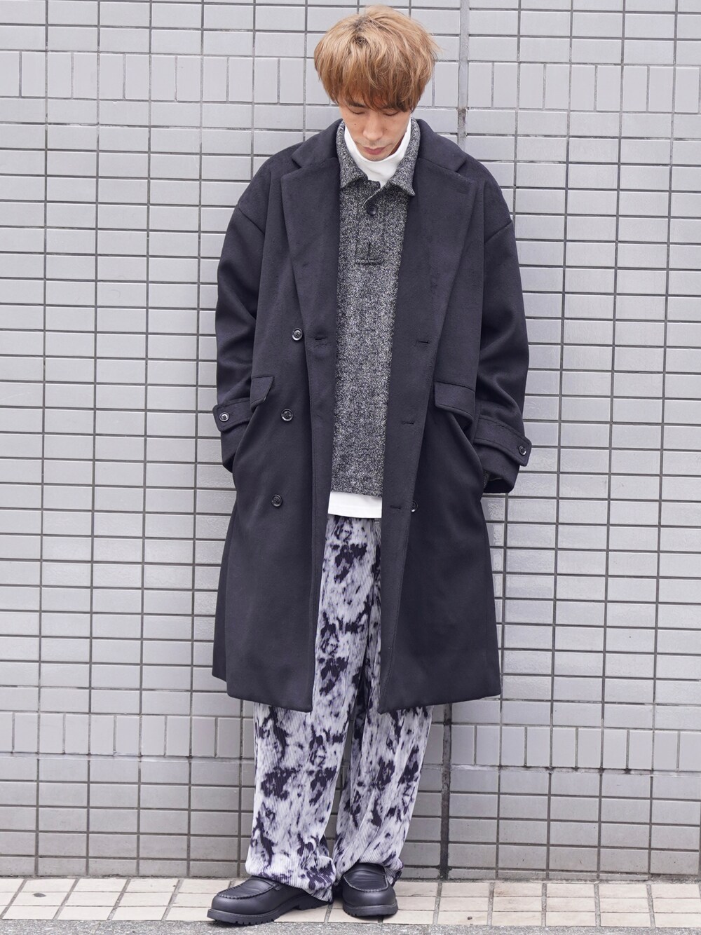 「CASPER JOHN、チェスターコート、ロングコート、プリーツパンツ、ワイドパンツ、ポロシャツ、モックネック、レイヤードスタイル、冬コーデ」｜「CASPER JOHNのMelton Double Chesterfield Coat/メルトンダブルチェスターコート(セットアップ対応)（チェスターコート、ブラック系）」を使った、YOSHIさん（メンズ・171cm）の冬コーディネートの1枚目の写真