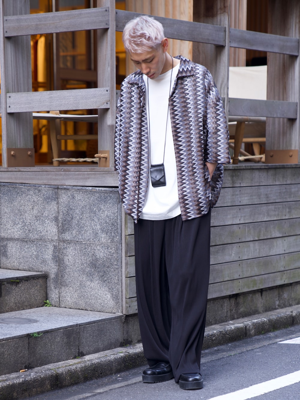 「CASPER JOHN、シャツスタイル、シャツ、透かし編み、スラックス、プリーツパンツ、革靴、Hender Scheme」｜「CASPER JOHNのVarious Dolman Shirts/バリアスドルマンシャツ（シャツ/ブラウス、ブラック系）」を使った、YOSHIさん（メンズ・171cm）の春コーディネートの1枚目の写真