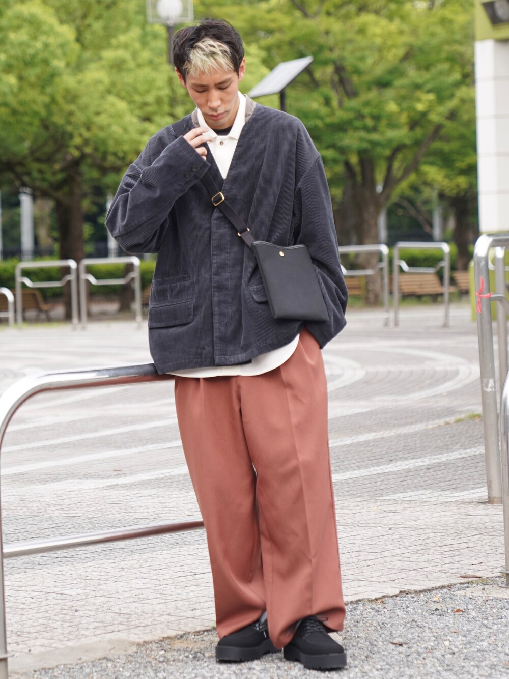 「CASPER JOHN、ジャケット、コーデュロイ、ワイドパンツ、スラックス、ミニバッグ、スクエアバッグ、革靴、秋コーデ、レイヤードスタイル」｜「CASPER JOHNのImitation wool huge shirts/イミテーションウールヒュージシャツ（シャツ/ブラウス、ホワイト系）」を使った、YOSHIさん（メンズ・171cm）の秋コーディネートの1枚目の写真