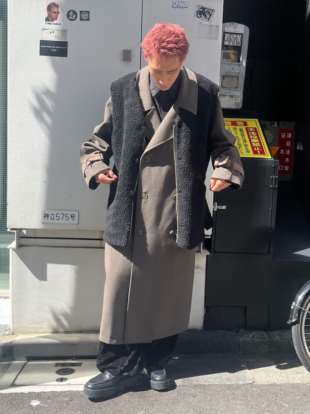 「CASPER JOHN、ロングコート、ボアベスト、レイヤードスタイル、革靴、ローファー、秋冬コーデ」｜「CASPER JOHNのWool melton over coat/ウールメルトンオーバーコート（ステンカラーコート、ベージュ系）」を使った、YOSHIさん（メンズ・171cm）の冬コーディネートの1枚目の写真
