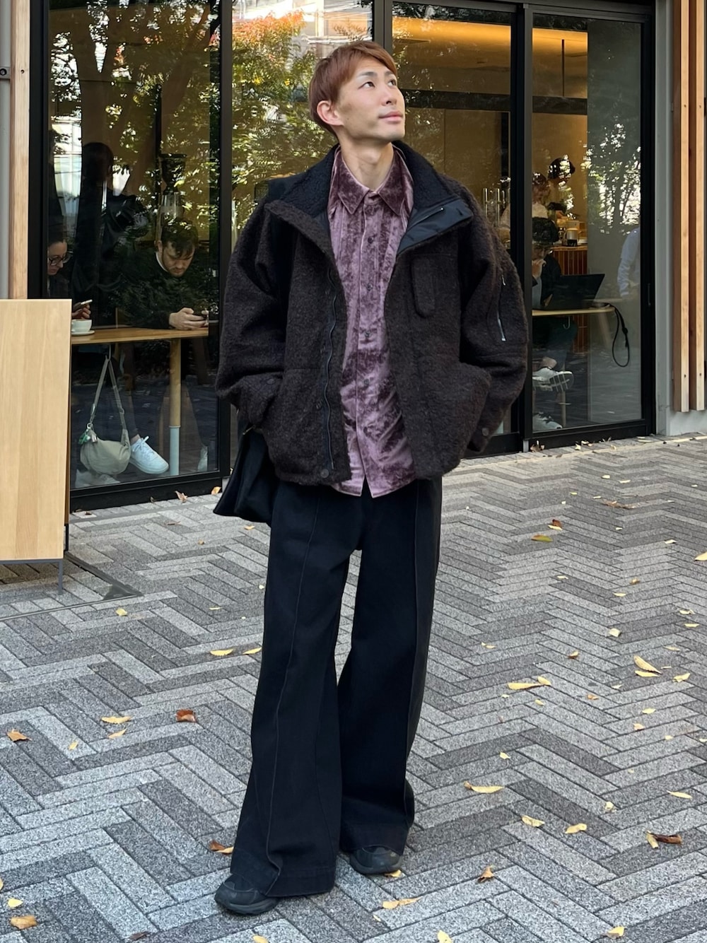 ブラック系のデニムパンツ、ブラウン系のブルゾンを着用したメンズの秋コーディネートの1枚目の写真