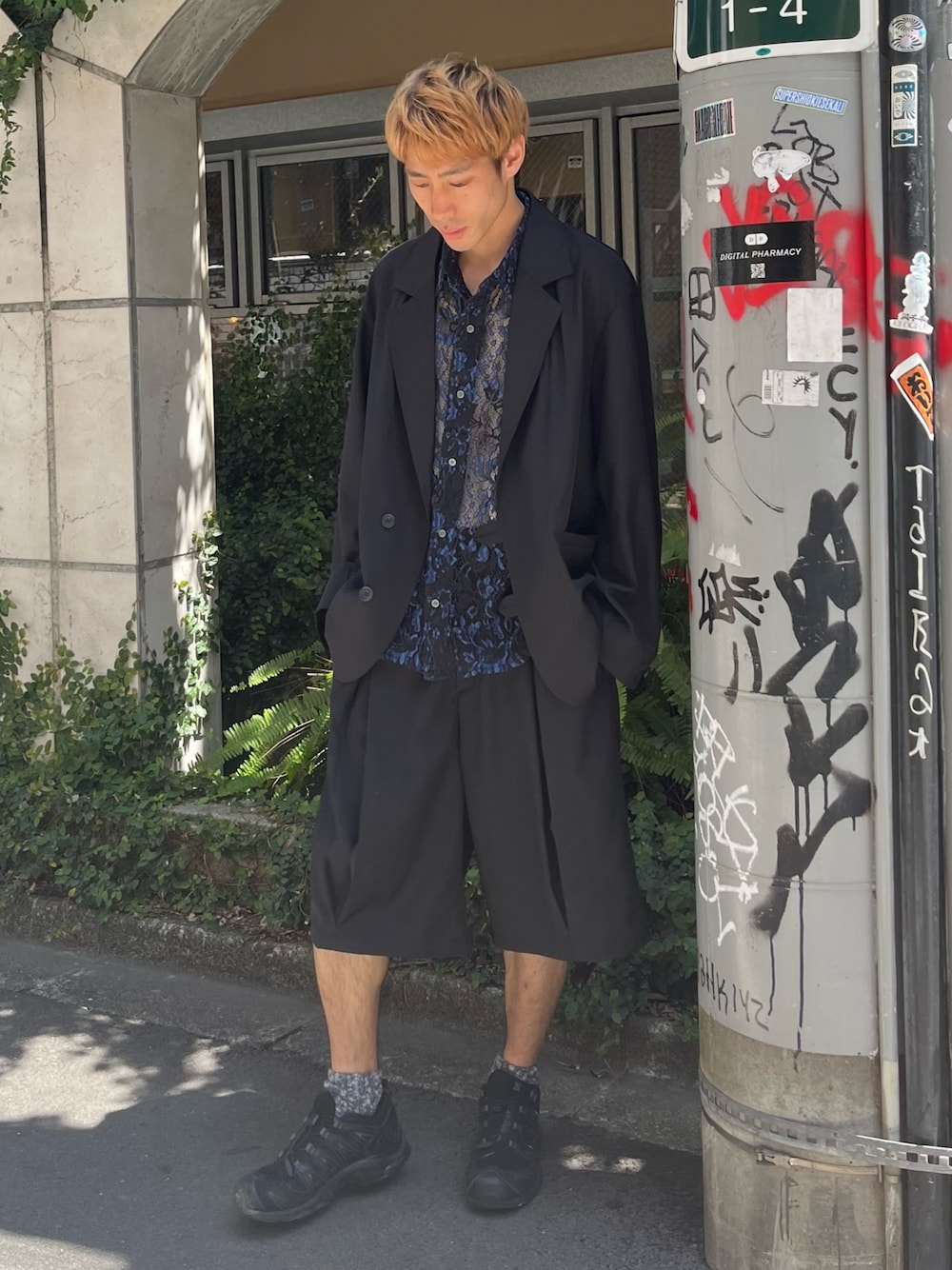 「セットアップ、レイヤードスタイル、テーラードジャケット、ショートパンツ、レースシャツ、スニーカー、夏服」｜「CASPER JOHNのSmooth shark tab button tailored jacket/スムースシャークタブボタンテーラードジャケット（テーラードジャケット、ブラック系）」を使った、YOSHIさん（メンズ・170cm）の春コーディネートの1枚目の写真