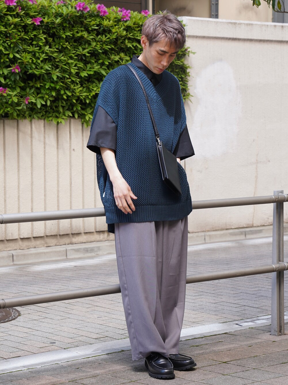 「CASPER JOHN、シャツ、ベスト、レイヤードスタイル、グリーン、ワイドパンツ、スラックス、革靴、春夏コーデ、ミニバッグ、スクエアバッグ」｜「CASPER JOHNのGimmick shirts/ギミックシャツ（シャツ/ブラウス、ブラック系）」を使った、YOSHIさん（メンズ・171cm）の春コーディネートの1枚目の写真
