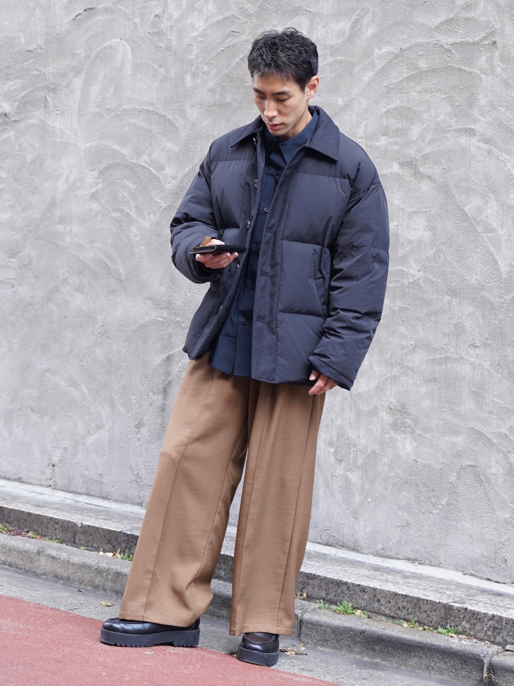 「CASPER JOHN、ダウンジャケット、冬アウター、スラックス、ワイドパンツ、革靴、ローファー、冬コーデ」｜「CASPER JOHNのCleric down jacket/クレリックダウンジャケット（ダウンジャケット/コート、ブラック系）」を使った、YOSHIさん（メンズ・171cm）の冬コーディネートの1枚目の写真