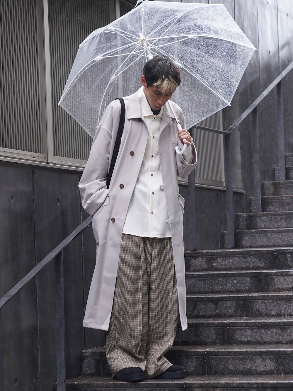 「CASPER JOHN、ロングコート、シャツ、レイヤードスタイル、ワイドパンツ、チェックパンツ、革靴、秋コーデ、秋服準備はじめました、スラックス」｜「CASPER JOHNのTab button shop coat/タブボタンショップコート（ダウンジャケット/コート、ホワイト系）」を使った、YOSHIさん（メンズ・171cm）の秋コーディネートの1枚目の写真