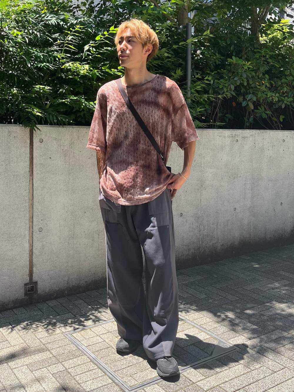 「Tシャツ、CASPER JOHN、夏コーデ、スニーカー、スニーカーコーデ、ワッフルパンツ」｜「CASPER JOHNのTie dye russel T-shirts/タイダイラッセルTシャツ（Tシャツ/カットソー、ブラウン系）」を使った、YOSHIさん（メンズ・170cm）の夏コーディネートの1枚目の写真