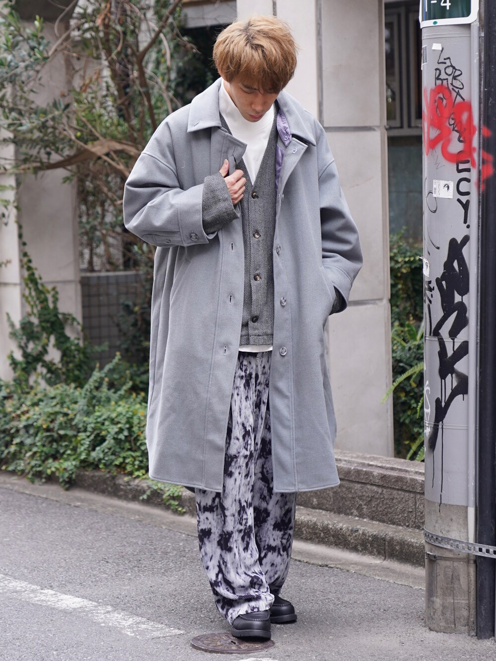 「カーディガン、グレー、ローファー、レイヤードスタイル、ロングコート、コクーンコート、ワイドパンツ、革靴、シャツコート、プリーツパンツ、CASPER JOHN、Happy John」｜「Happy Johnのcocoon shirt coat/コクーンシャツコート【3way】（ダウンジャケット/コート、グレー系）」を使った、YOSHIさん（メンズ・171cm）の秋コーディネートの1枚目の写真